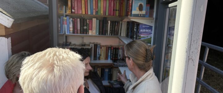 Eröffnung der neuen Bücherzelle in Kaltenweide