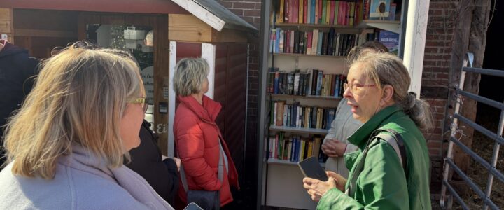 Krimi-Autorin Bettina Reimann spendet Buch zur Eröffnung der Bücherzelle Krimi-Autorin Bettina Reimann spendet Buch zur Eröffnung der Bücherzelle